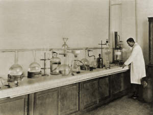 Photographs of "A laboratory checks the whole manufacturing process step by step."